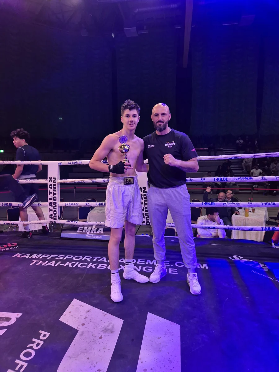 Zein Glogic mit Coach nach seinem Boxkampf